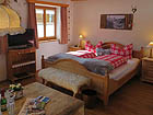 Schlafzimmer Panoramablick mit Doppelbett, Essecke und Couch